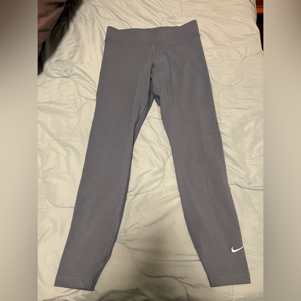 Nike Tight Fit
Mid Rise
7/8 Length